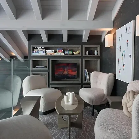 Lavish Chalet With Hot Tub