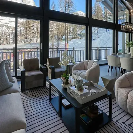 Lavish Chalet With Hot Tub *