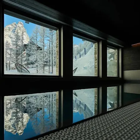 Lavish Chalet With Hot Tub *